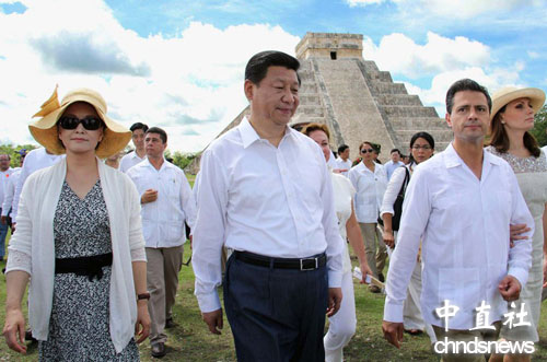 习近平偕夫人彭丽媛参观金字塔 墨镜拉风