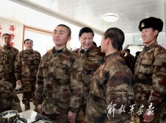 习近平与边防战士吃饭照片 