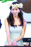  林志玲低胸装变花环公主 男粉丝激动示爱险摔倒 