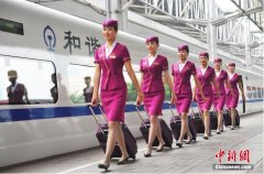  重庆“动姐”换新装 紫红色制服端庄大方 