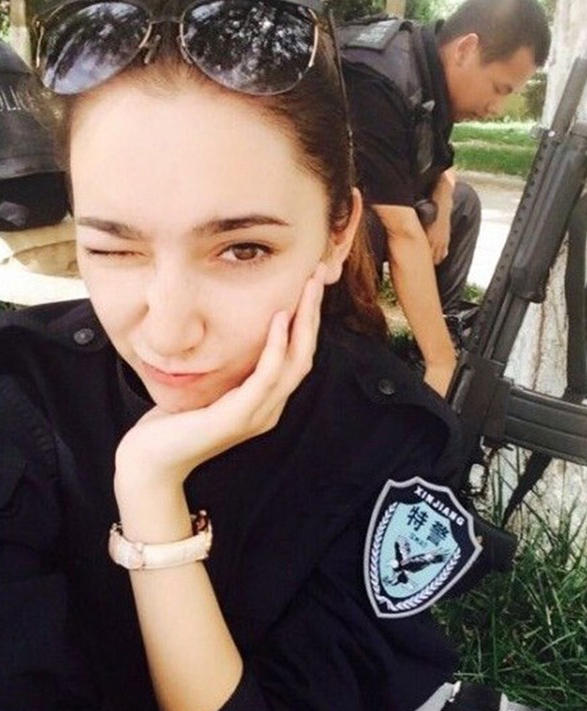  新疆反恐前线美女特警走红 