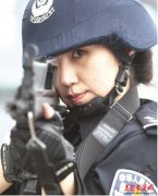  武汉美女神枪手：20多斤狙击枪一端几小时 