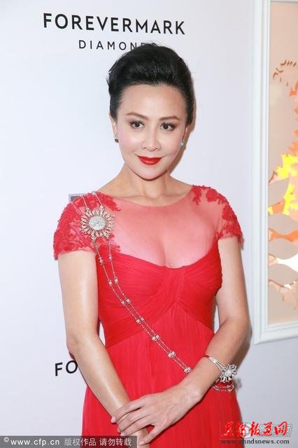  刘嘉玲透视红裙低胸装亮相 赞周润发夫妻恩爱 