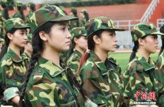 南京艺术学院新生军训 靓妹子成排 