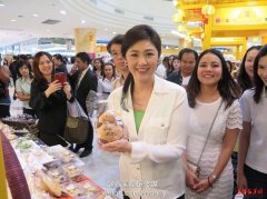  泰前总理英拉现身曼谷商场 引发围观 