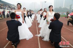  成都24对建筑新人办集体婚礼千人送祝福 