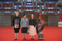  APEC服装设计师 太太团女装集体走“彭丽媛风” 