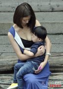  辣妈福州街头哺乳快闪 支持母乳喂养 