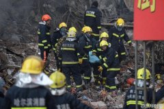  牺牲消防员遗体被找到 战友敬礼 
