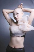  单亲妈妈患淋巴瘤 拍光头写真 