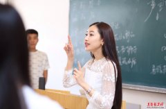  90后大连女老师走红网络 性感美照曝光 