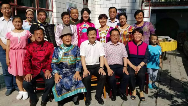 焦家良委员与少数民族家庭合影