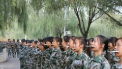  网传某学校军训矫正军姿用手机 学生脚背头上顶 