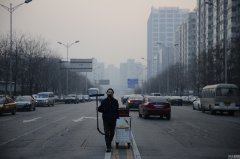  北京一男子用100天收集雾霾 灰尘制成板砖 