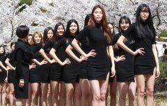  韩国准模特樱花树下上课 秀大长腿 