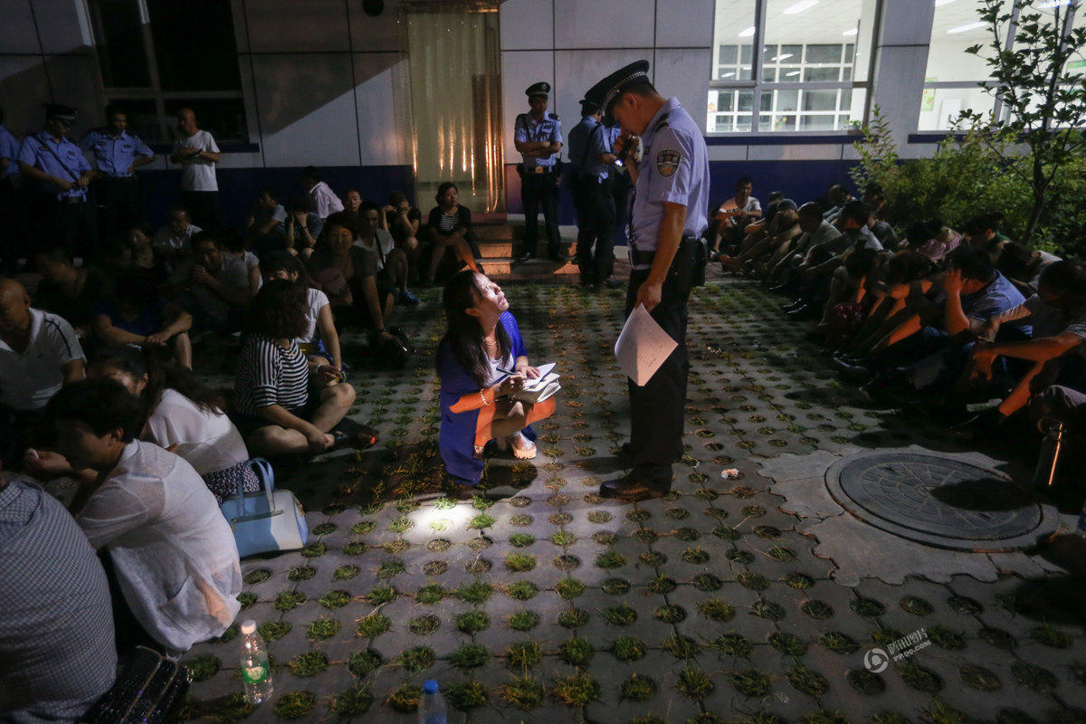 燕郊警方夜查传销窝点控制上千传销人员(4)