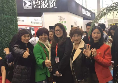 绿之韵集团董事、执行总裁劳嘉赴广州国际美博会巡视绿之韵展区