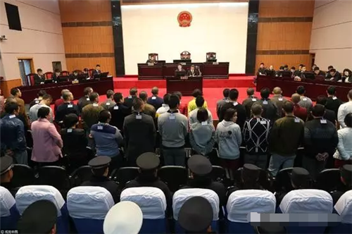 集体前往鸟巢领钱，为什么中国人这么相信传销？