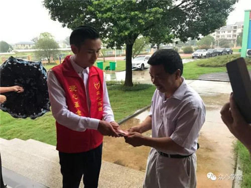 绿叶人有情，携手传爱心