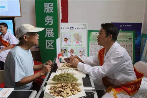 同仁堂药店传统中药制作展示亮相“第三届北京社会公益汇”