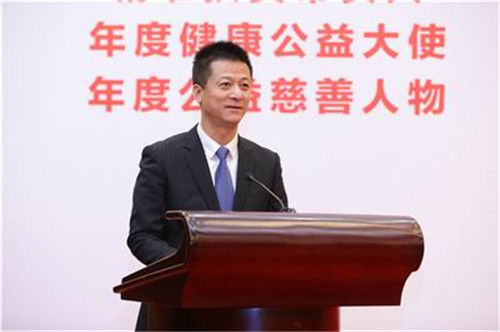 权健束昱辉：平衡贫富差距 公益慈善扶贫大有作为