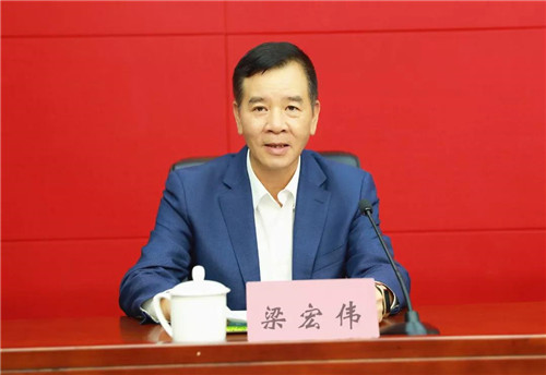 广西警察协会名誉副会长绿叶徐建成赴南宁捐助基层困难民警