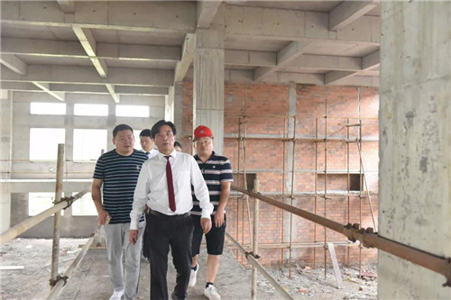 康美来董事长余春富视察霍山石斛保健品投资项目建设工程