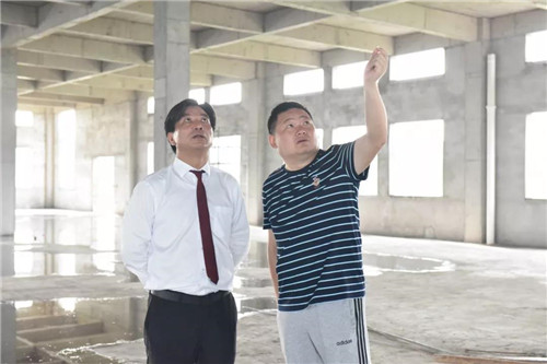 康美来董事长余春富视察霍山石斛保健品投资项目建设工程