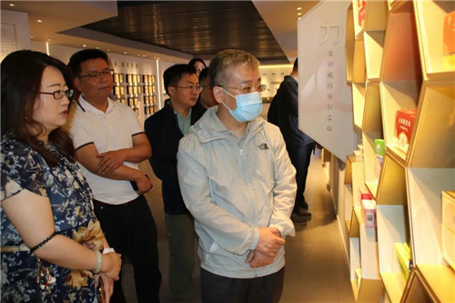拉萨市政府副市长张文浩一行莅临金诃藏药调研