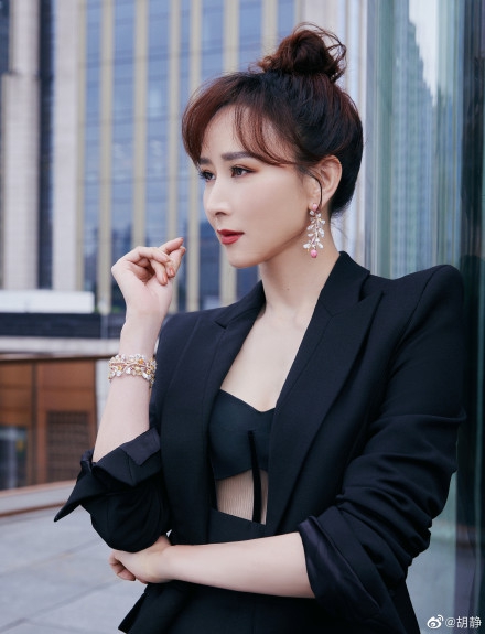 胡静扎丸子头低调优雅黑色西装look飒爽不失温婉6