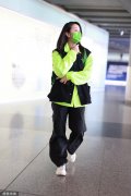  演员黄小蕾现身北京机场 穿荧光绿卫衣个性十足 