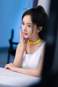  杨幂扎高马尾少女感拉满 穿白色连衣裙双手比心甜妹本妹 