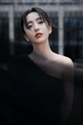  工作室发布佟丽娅出席活动写真 黑色礼服裙高贵优雅 