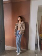  关晓彤分享春日运动风写真 穿紧身背心阔腿裤秀蛮腰 