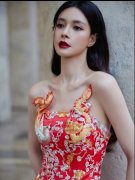  沈梦辰一袭龙纹红色旗袍 仪态大方彰显新中式魅力 