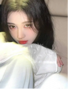  鞠婧祎纯白穿搭美出新高度，拂面秀发诠释清新精致 