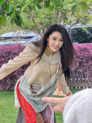 张馨予演绎少数民族风情，饰品与笑容成绝配