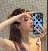 赵露思分享睡前自拍美照 穿玫红色吊带秀迷人锁骨