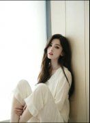 娜扎穿白色家居服甜笑慵懒温柔 单手托腮灵动又大方