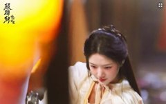 任敏穿白色古装襦裙夜色下起舞 素雅清秀婀娜多姿