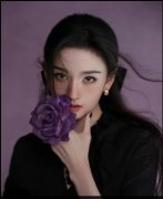  宋祖儿穿小黑裙腰肢纤细 手持紫色玫瑰又纯又欲 