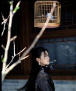  关晓彤穿黑色新中式服饰 持伞望向远方飒爽清冷 